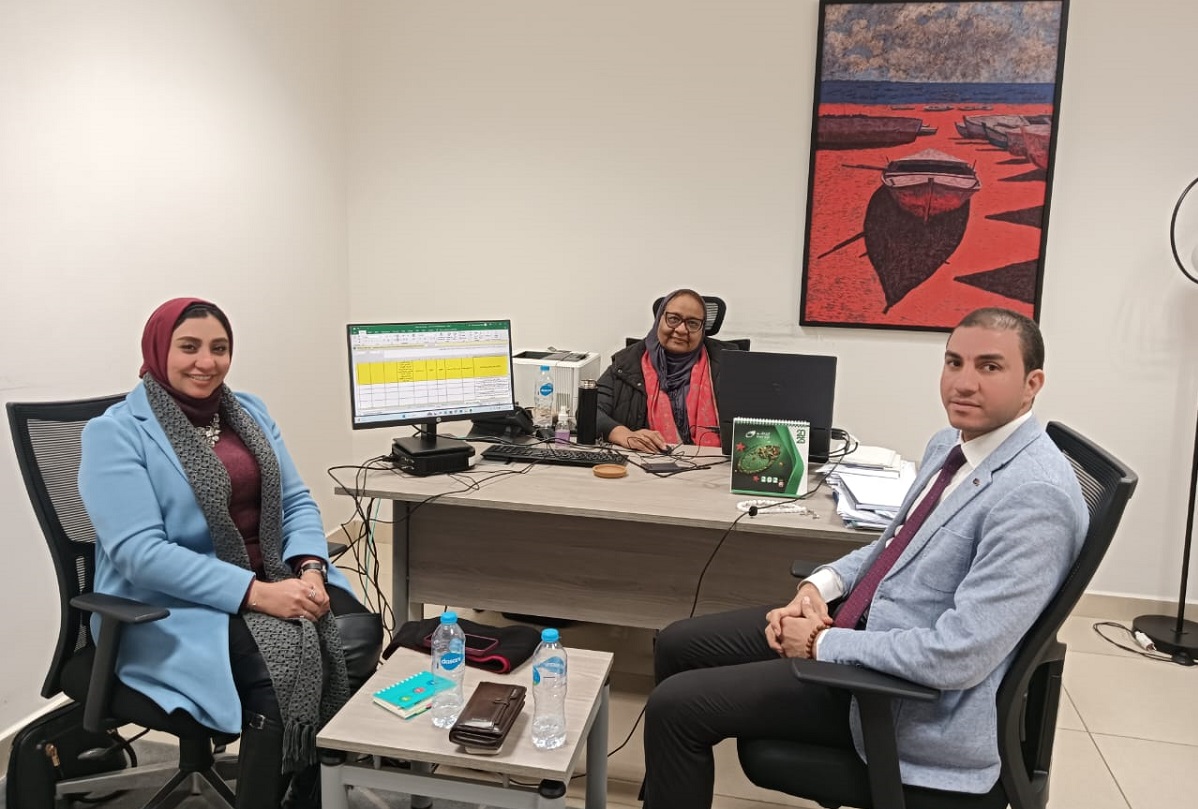 المحافظ يناقش ملامح الخطة الإستراتيجية لوحدة السكان